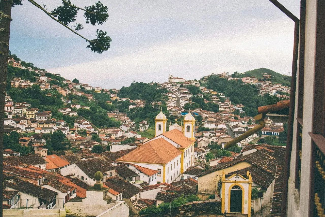 Vista de Ouro Preto, em Minas Gerais, com igrejas e casario entre os morros