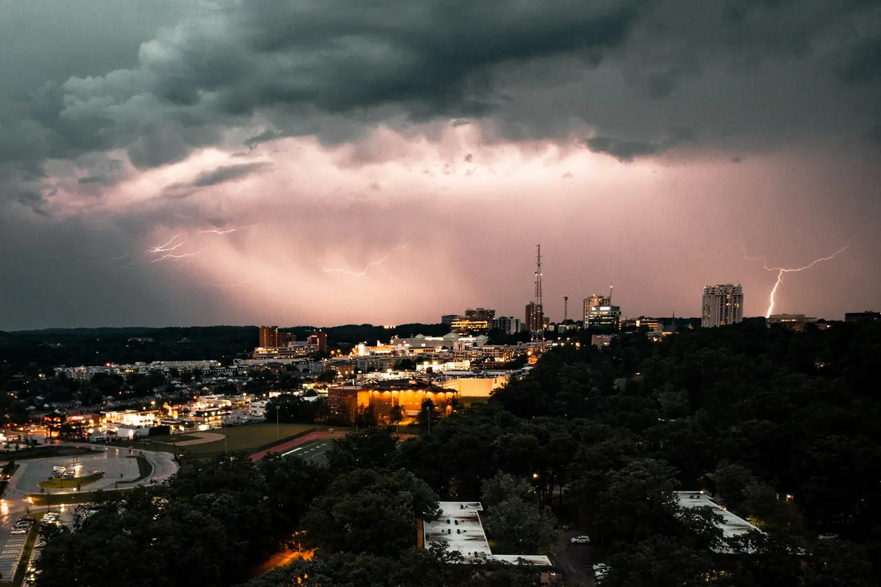 Tempestade com raios sobre a cidade ao anoitecer