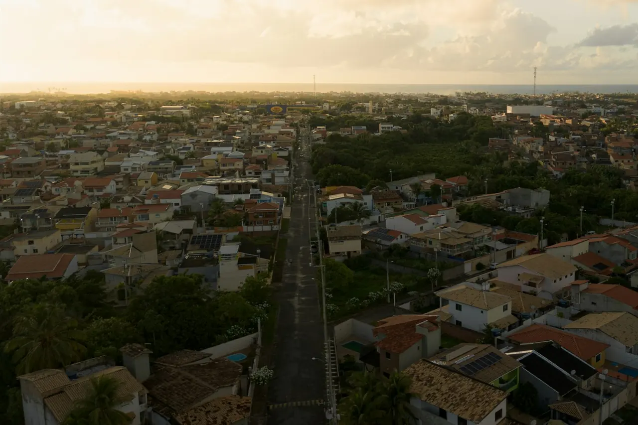 Vista aérea de um bairro residencial ao pôr do sol