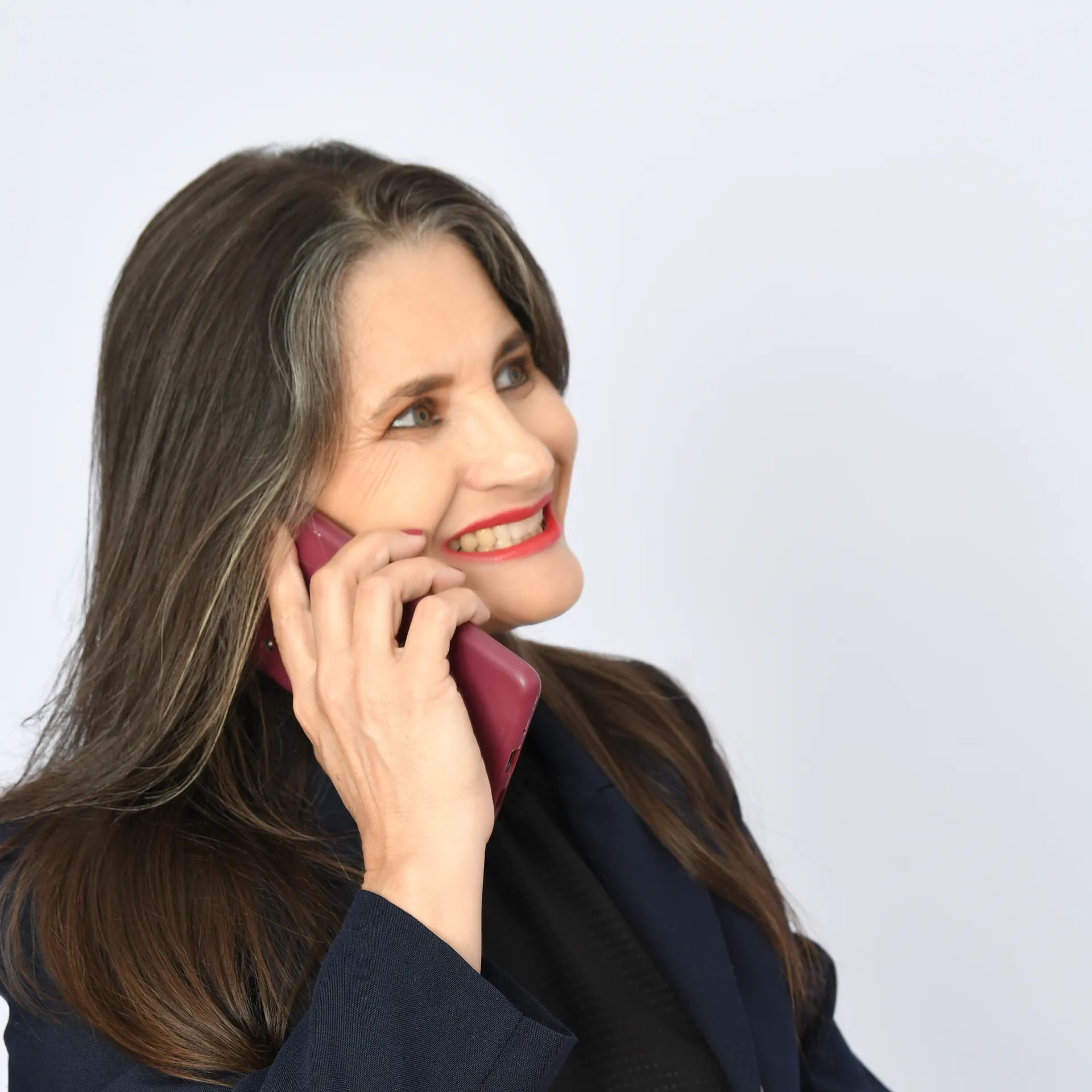 Patrícia Brito, da B2PROTEGE, sorrindo ao telefone